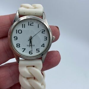 Women Quartz white silicone stretch braided band watch wristwatch needs battery